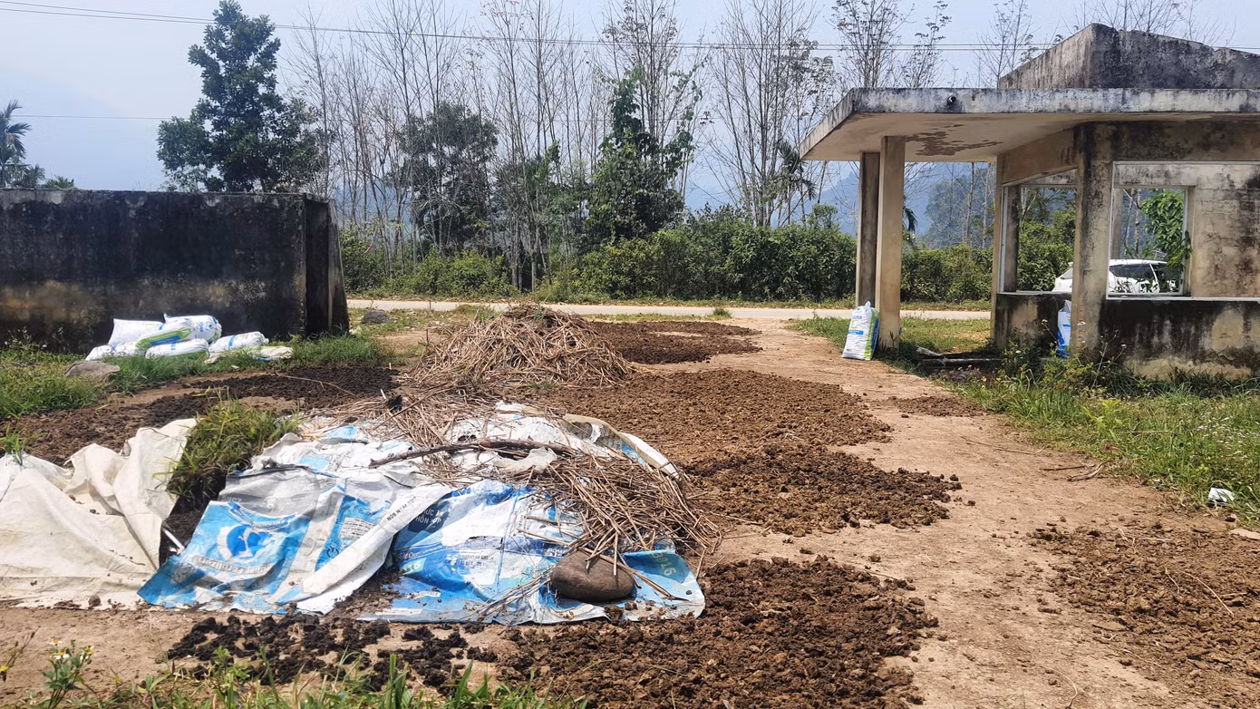 Công trình bỏ hoang còn trở thành nơi sản xuất phân chuồng của dân địa phương Công trình bỏ hoang còn trở thành nơi sản xuất phân chuồng của dân địa phương