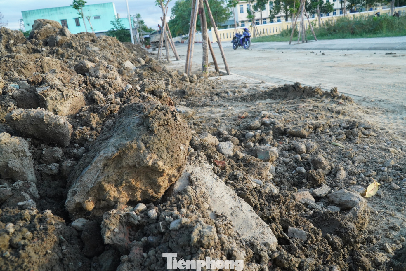 Bùn đất bốc mùi thối đổ lên vỉa hè khu quy hoạch dân cư thuộc tổ dân phố Tây Trì Nhơn, phường Phú Thượng.