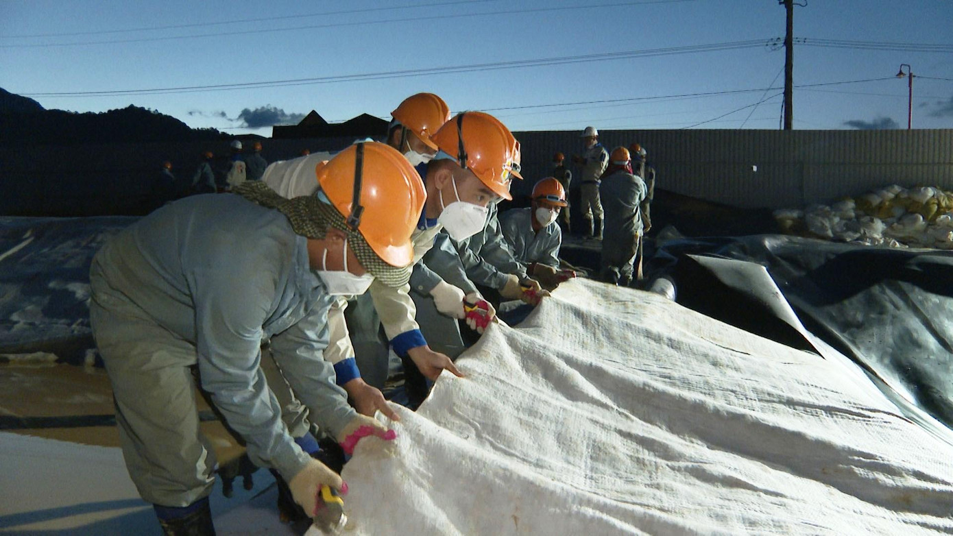 Do thời tiết nắng mưa thất thường, nên trong quá trình thi công đào múc đất nhiễm bằng phương tiện cơ giới cũng như xử lý đáy hố gặp rất nhiều khó khăn. Trong khi, sân bay A So lại nằm trong vùng thung lũng, quá trình xử lý đáy hố gặp rất nhiều mạch nước ngầm. Do thời tiết nắng mưa thất thường, nên trong quá trình thi công đào múc đất nhiễm bằng phương tiện cơ giới cũng như xử lý đáy hố gặp rất nhiều khó khăn. Trong khi, sân bay A So lại nằm trong vùng thung lũng, quá trình xử lý đáy hố gặp rất nhiều mạch nước ngầm.