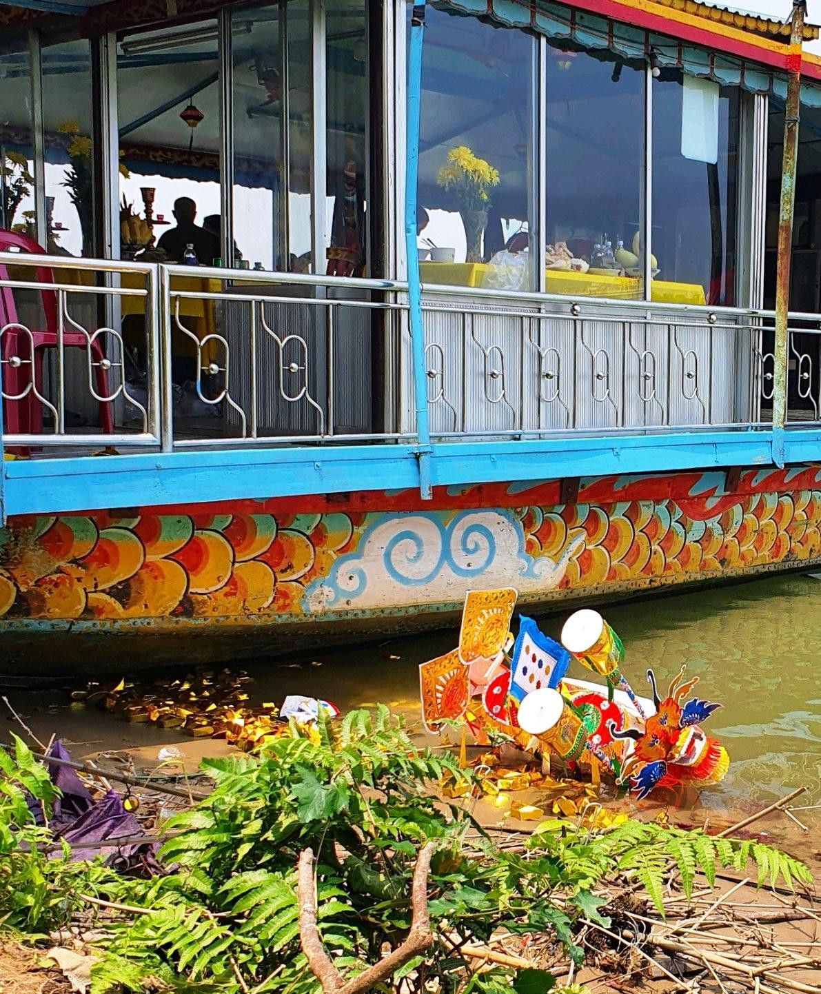 Chủ phương tiện để người thả vàng mã xuống sông Hương đã bị xử phạt vi phạm hành chính. Ảnh: Hue-S