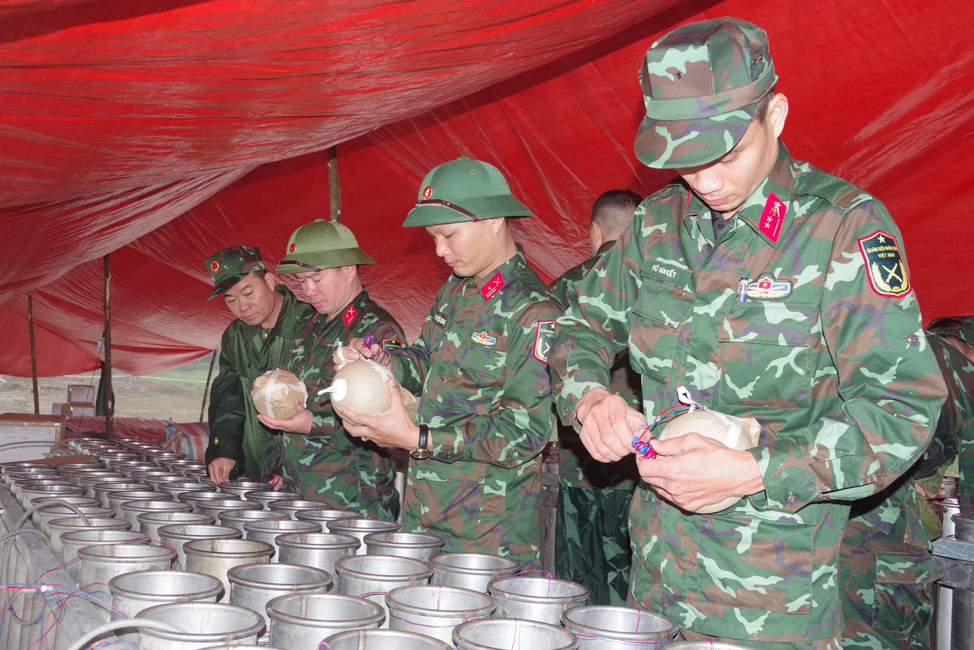 Giao thừa năm nay, ngoài khu vực Kỳ Đài (quận Phú Xuân), thành phố Huế còn tổ chức bắn pháo hoa tại thị xã Phong Điền, với 400 quả pháo tầm cao và 500 quả tầm thấp. Tại các huyện Phú Lộc và huyện A Lưới, mỗi địa phương bắn 300 quả pháo tầm cao và 500 quả tầm thấp; thời gian bắn diễn ra trong khoảng 15 phút.