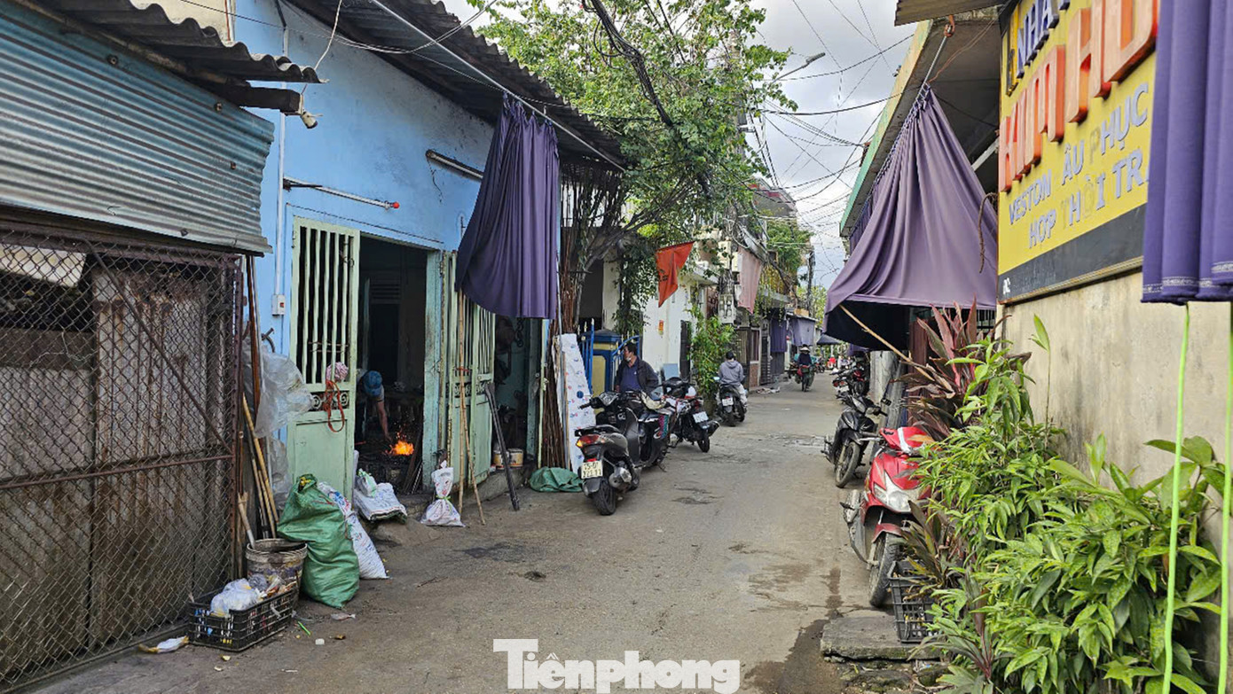 Từ lâu, nghề rèn đã trở thành nét văn hóa trong đời sống của người dân phố cổ Bao Vinh. Tuy nhiên, theo thời gian, với sự phát triển của khoa học công nghệ, nghề rèn ở phố cổ Bao Vinh đối diện với nhiều khó khăn. Từ lâu, nghề rèn đã trở thành nét văn hóa trong đời sống của người dân phố cổ Bao Vinh. Tuy nhiên, theo thời gian, với sự phát triển của khoa học công nghệ, nghề rèn ở phố cổ Bao Vinh đối diện với nhiều khó khăn.