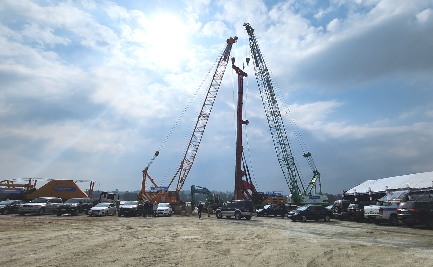 Phương tiện, máy móc sẵn sàng cho hoạt động xây dựng cầu vượt sông Hương đoạn qua phường Kim Long, TP Huế. Ảnh: N.V