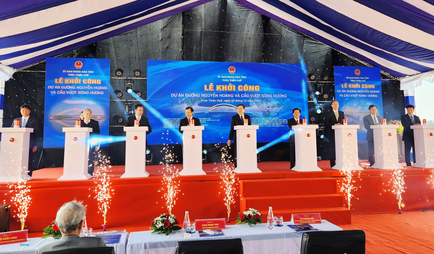 Lễ khởi công dự án đường Nguyễn Hoàng và cầu vượt sông Hương qua vùng đất Kim Long, nội đô Huế. Ảnh: N.V