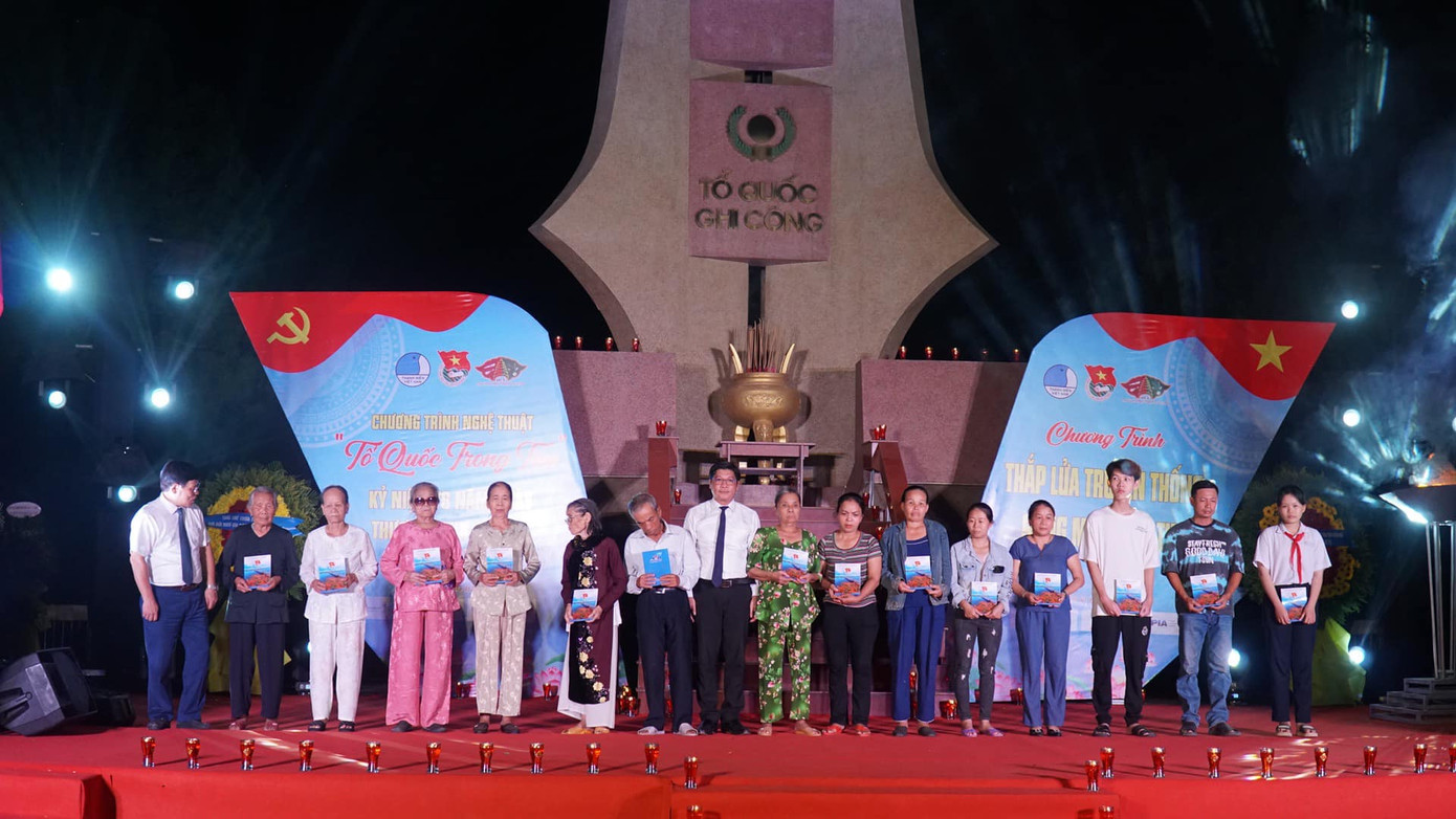 Tặng quà cho gia đình thương, bệnh binh, người có công, đối tượng chính sách. Tặng quà cho gia đình thương, bệnh binh, người có công, đối tượng chính sách.