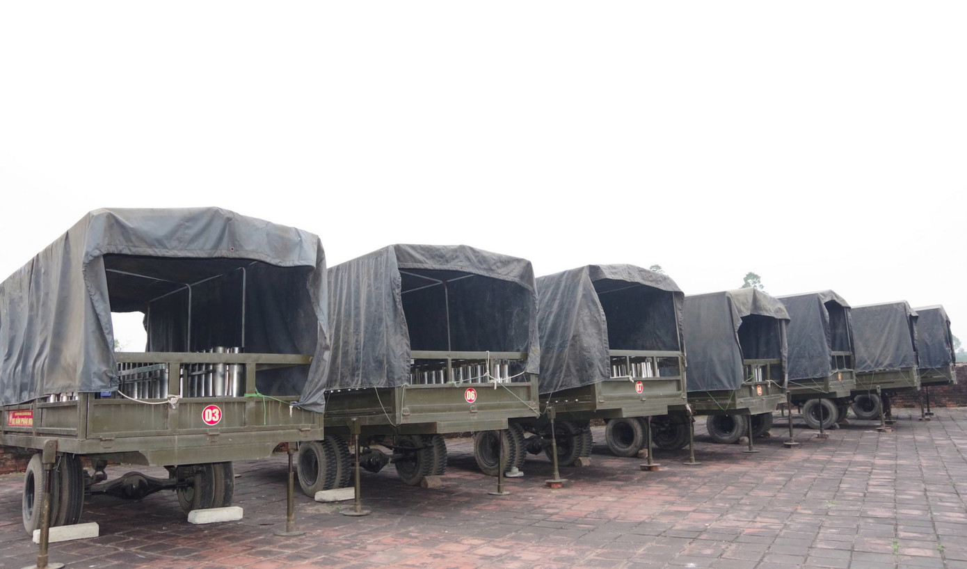 Các xe chở pháo đã được tập kết về vị trí bắn. Hệ thống dây dẫn, phụ kiện kết nối, nhà điều hành, chỉ huy đã được lắp đặt. Khu vực bắn đã được xác định cụ thể, đảm bảo an toàn và hiệu quả khi các dàn pháo hoa khai hỏa.