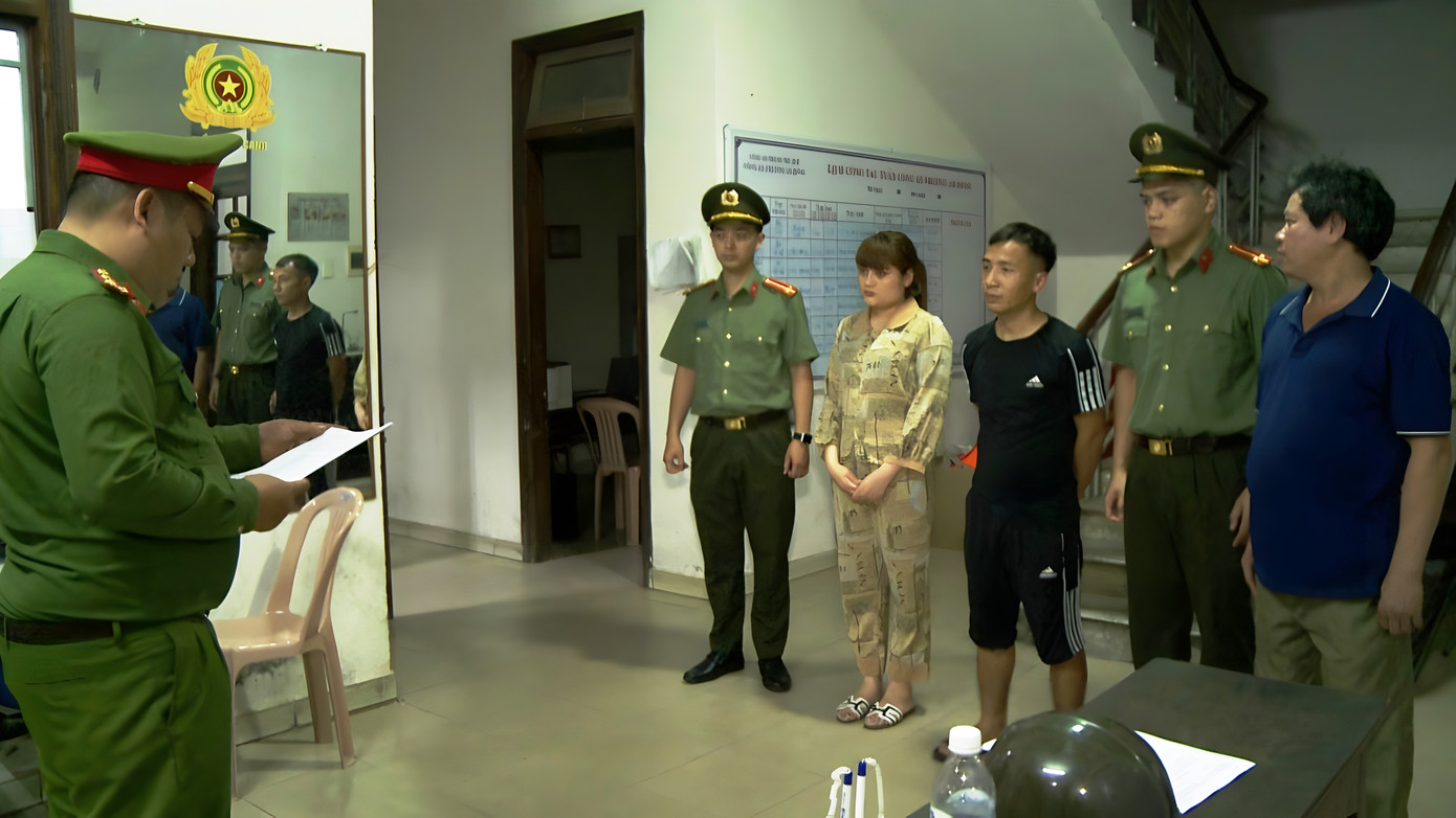 Đọc lệnh khởi tố đối tượng Trương Thị Thùy Trinh. Đọc lệnh khởi tố đối tượng Trương Thị Thùy Trinh.