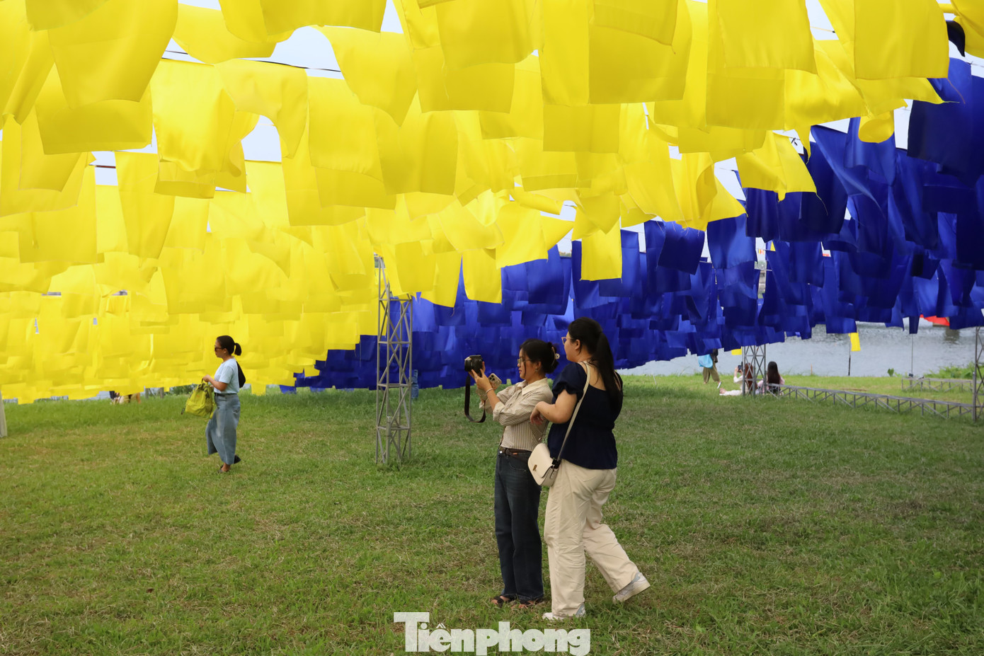 Nhiều nhóm người trẻ hào hứng chụp hình lưu niệm dưới lá đại kỳ Phật giáo bên dòng Hương, tạo nên nét duyên rất riêng gắn kết giữa yếu tố truyền thống, đời sống tâm linh và dòng thời gian thực tại trong mùa Đại lễ Phật đản ở Huế. Nhiều nhóm người trẻ hào hứng chụp hình lưu niệm dưới lá đại kỳ Phật giáo bên dòng Hương, tạo nên nét duyên rất riêng gắn kết giữa yếu tố truyền thống, đời sống tâm linh và dòng thời gian thực tại trong mùa Đại lễ Phật đản ở Huế.