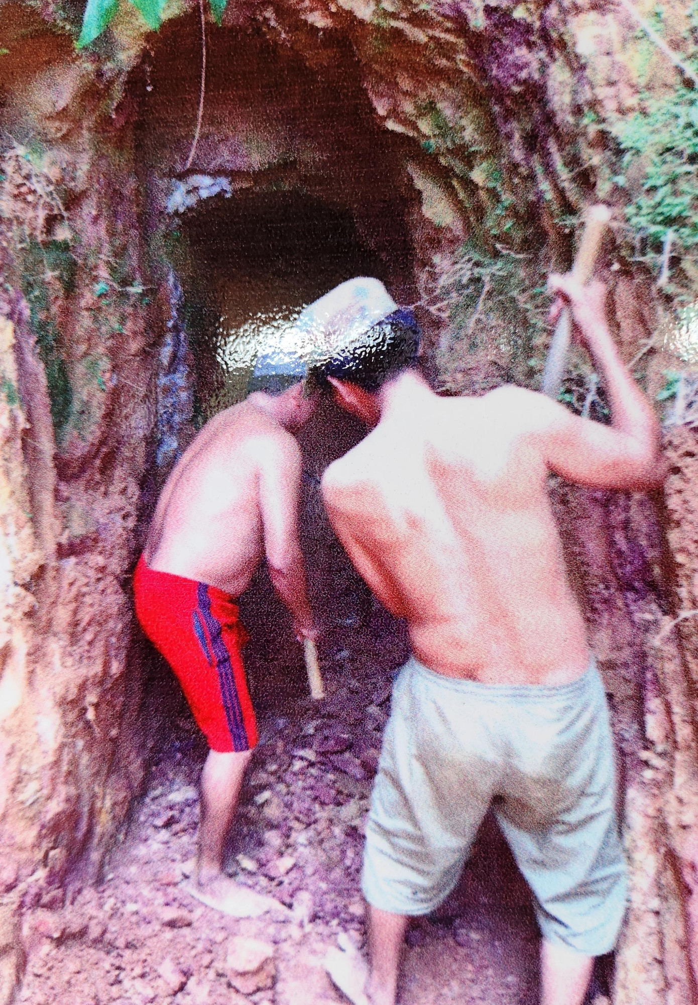 Việc đào địa đạo được tiến hành tuyệt đối bí mật, trong điều kiện hết sức khó khăn và nguy hiểm. Việc đào địa đạo được tiến hành khẩn trương, dụng cụ thô sơ như cuốc, xẻng, thuổng, rìu rựa... Đất đá được bí mật vận chuyển đổ xuống suối để tránh địch phát hiện. Ông Lê Tư Minh (Tư Minh), Phó Bí thư Khu ủy, Bí thư Thành ủy Huế, Chỉ huy trưởng Mặt trận Huế, là người chỉ đạo đào địa đạo. Sau một thời gian triển khai gấp rút, địa đạo đã được hoàn tất, trở thành “đại bản doanh” trụ sở của Bộ Chỉ huy Quân khu Trị Thiên Huế. Trong ảnh là hình tư liệu về việc khởi công trùng tu di tích địa đạo Việc đào địa đạo được tiến hành tuyệt đối bí mật, trong điều kiện hết sức khó khăn và nguy hiểm. Việc đào địa đạo được tiến hành khẩn trương, dụng cụ thô sơ như cuốc, xẻng, thuổng, rìu rựa... Đất đá được bí mật vận chuyển đổ xuống suối để tránh địch phát hiện. Ông Lê Tư Minh (Tư Minh), Phó Bí thư Khu ủy, Bí thư Thành ủy Huế, Chỉ huy trưởng Mặt trận Huế, là người chỉ đạo đào địa đạo. Sau một thời gian triển khai gấp rút, địa đạo đã được hoàn tất, trở thành “đại bản doanh” trụ sở của Bộ Chỉ huy Quân khu Trị Thiên Huế. Trong ảnh là hình tư liệu về việc khởi công trùng tu di tích địa đạo