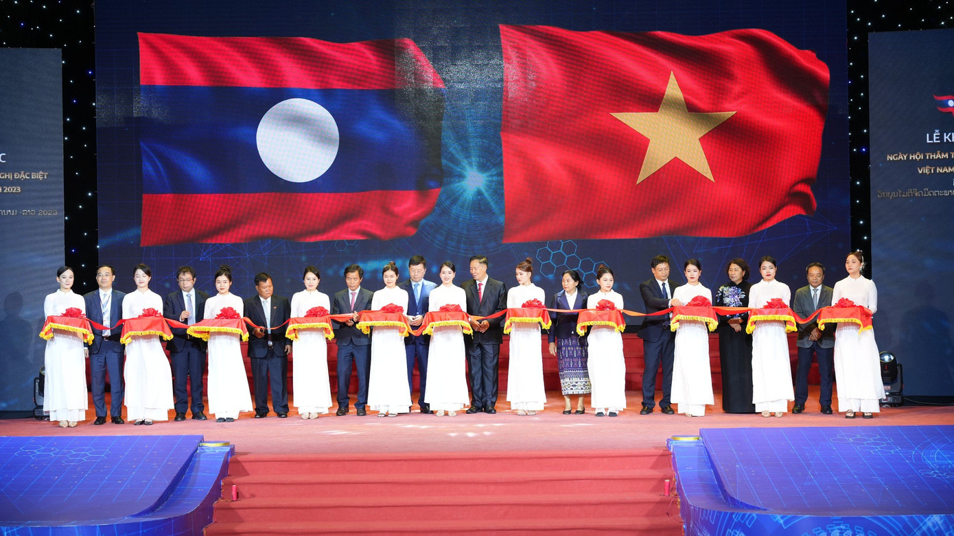 Cắt băng khai mạc “Ngày hội thắm tình hữu nghị đặc biệt Việt Nam - Lào năm 2023”. Cắt băng khai mạc “Ngày hội thắm tình hữu nghị đặc biệt Việt Nam - Lào năm 2023”.