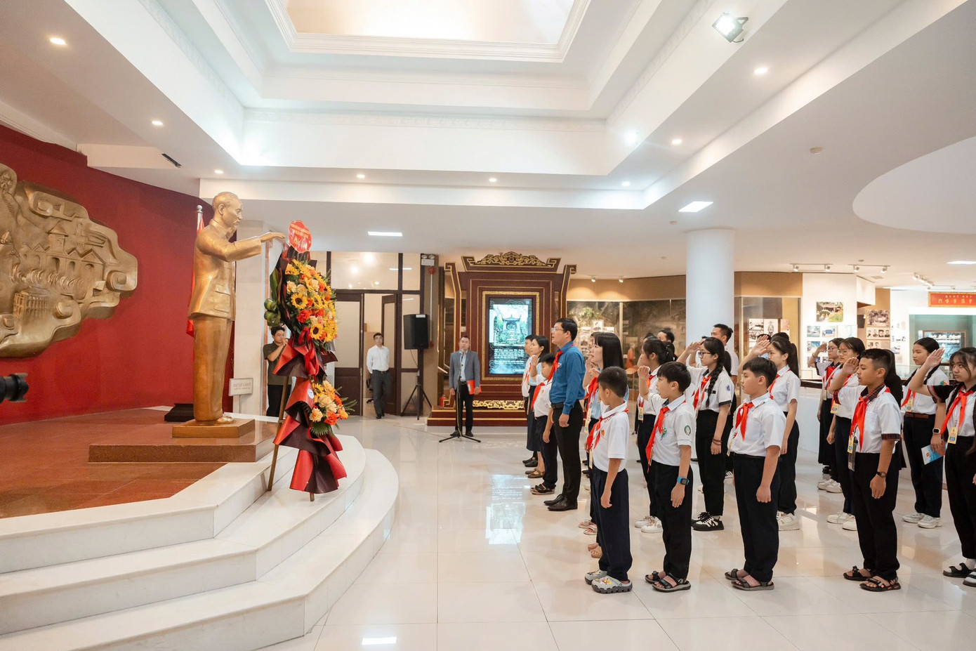 Đoàn đại biểu Cháu ngoan Bác Hồ TP Huế dâng hoa, báo công tại Bảo tàng Hồ Chí Minh chi nhánh Huế. Đoàn đại biểu Cháu ngoan Bác Hồ TP Huế dâng hoa, báo công tại Bảo tàng Hồ Chí Minh chi nhánh Huế.