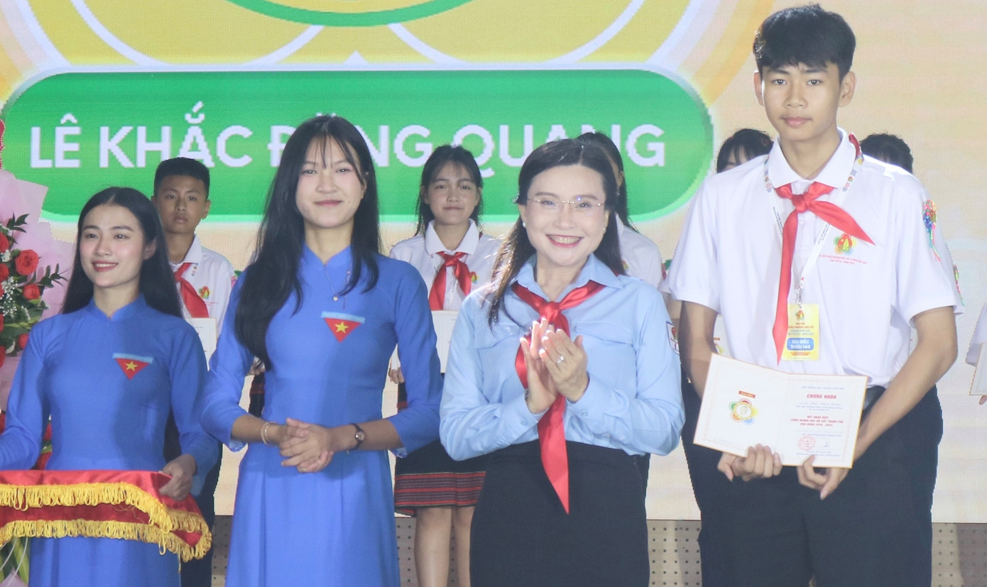 Chị Nguyễn Phạm Duy Trang - Bí thư Trung ương Đoàn, Chủ tịch Hội đồng Đội Trung ương, trao chứng nhận "Cháu ngoan Bác Hồ" cho các em thiếu nhi Huế. Ảnh: M.N Chị Nguyễn Phạm Duy Trang - Bí thư Trung ương Đoàn, Chủ tịch Hội đồng Đội Trung ương, trao chứng nhận "Cháu ngoan Bác Hồ" cho các em thiếu nhi Huế. Ảnh: M.N