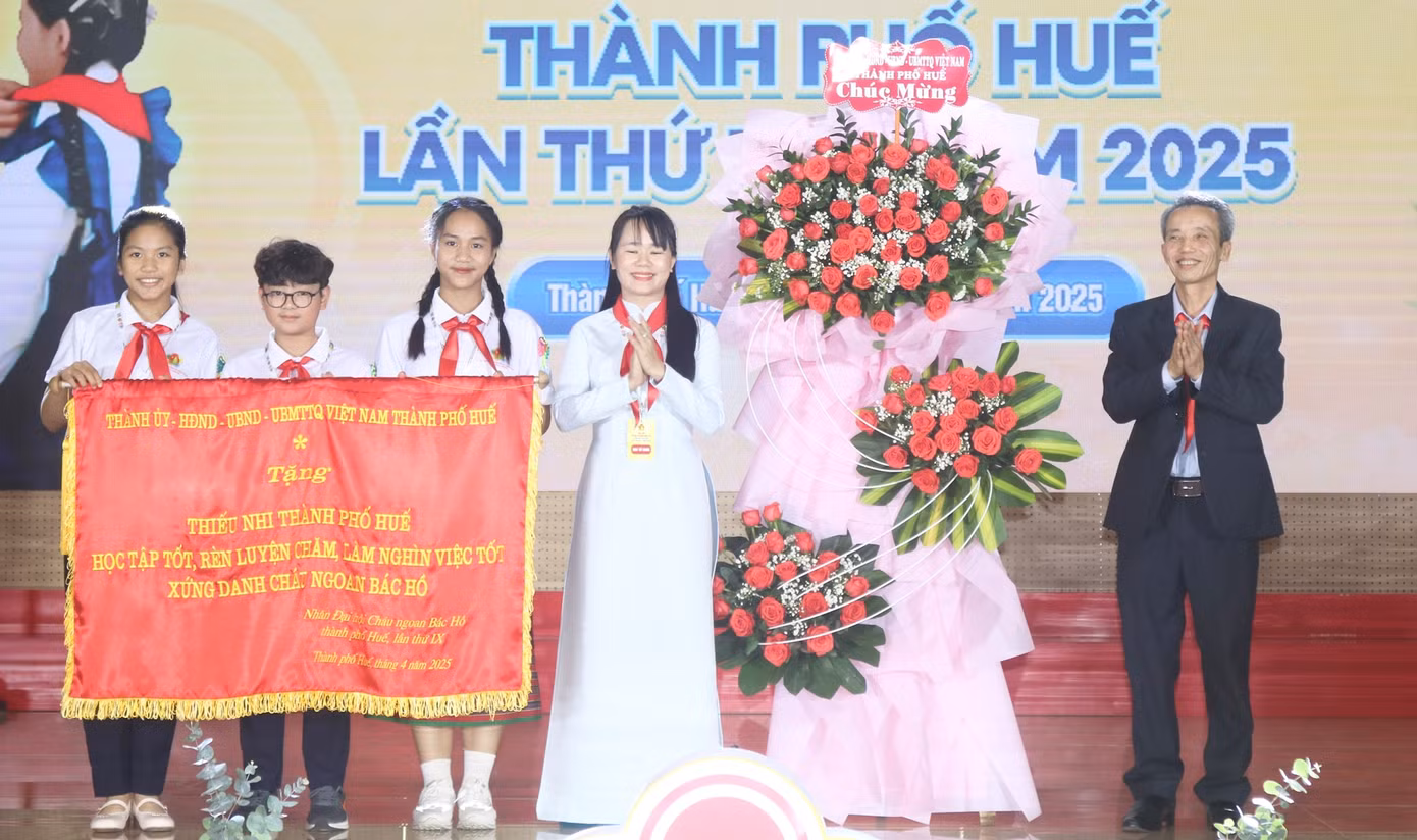 Đại diện lãnh đạo Thành ủy Huế tặng bức trướng cho thiếu nhi Huế. Ảnh: M.N