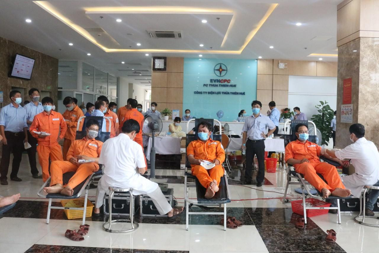 Đông đảo cán bộ, CNVC Công ty Điện lực TT-Huế tích cực tham gia hiến máu.