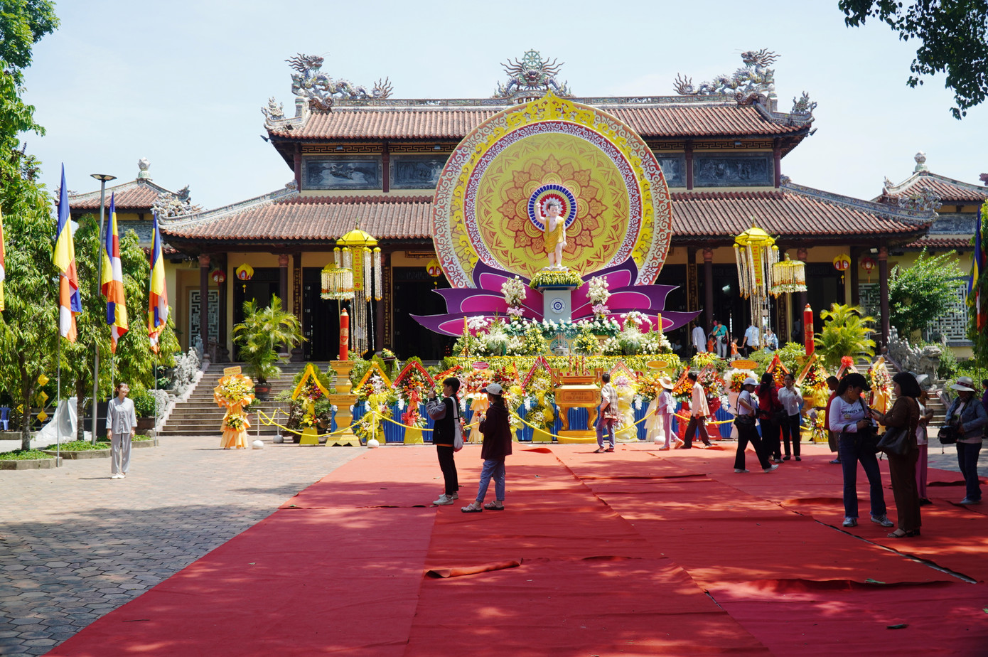 Nhiều đạo hữu, phật tử đến chùa trong ngày Phật đản.