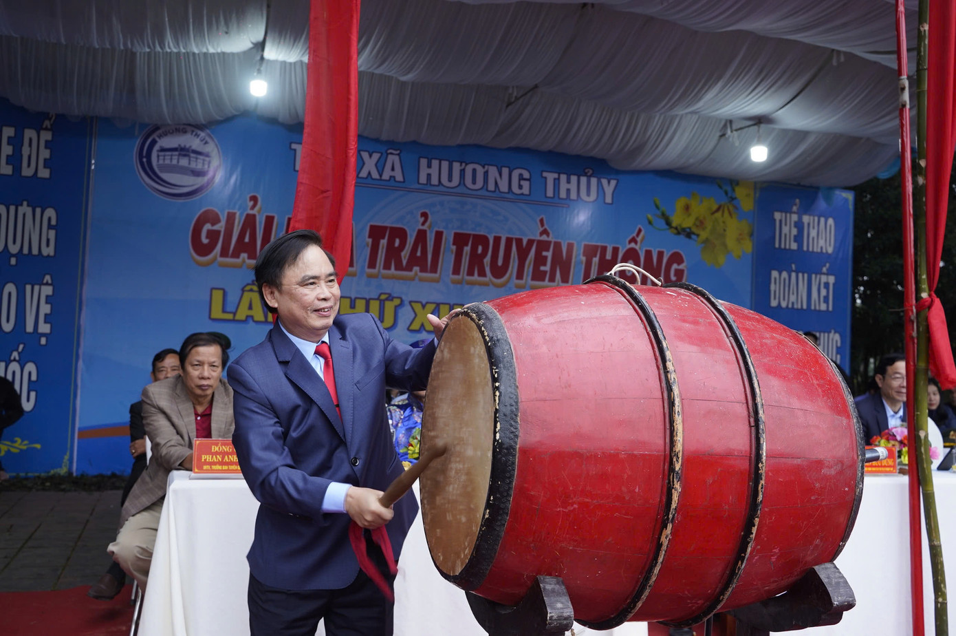 Khởi trống khai mạc giải đua.