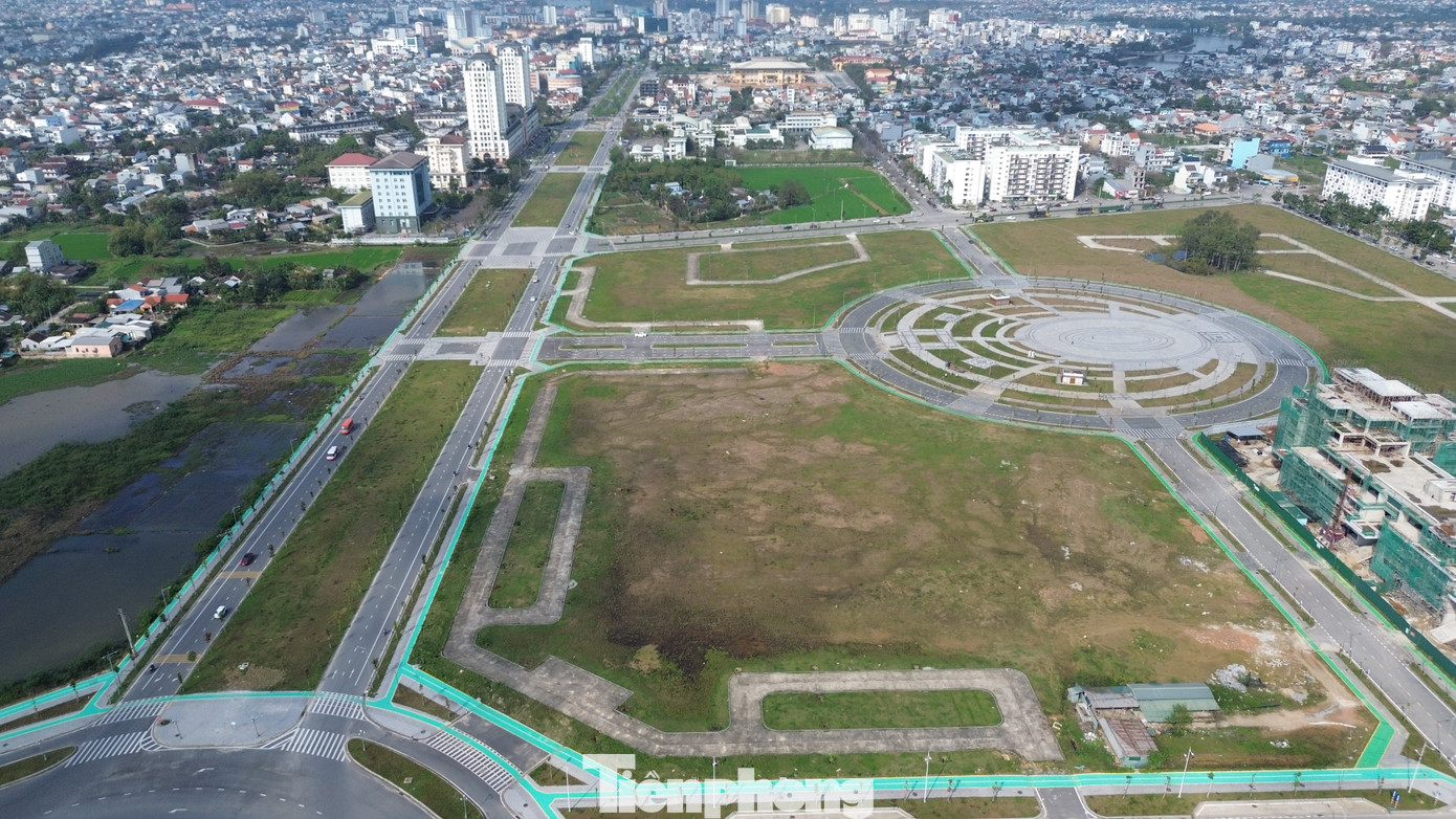 Trao đổi với PV, ông Võ Văn Việt - Giám đốc BQLDA Green City cho biết, hiện hạng mục công viên, cây xanh, quảng trường khu hành chính tập trung đã được Ban bàn giao cho BQLDA Đầu tư xây dựng và Phát triển đô thị TP Huế quản lý, khai thác, vận hành từ ngày 23/1. Trao đổi với PV, ông Võ Văn Việt - Giám đốc BQLDA Green City cho biết, hiện hạng mục công viên, cây xanh, quảng trường khu hành chính tập trung đã được Ban bàn giao cho BQLDA Đầu tư xây dựng và Phát triển đô thị TP Huế quản lý, khai thác, vận hành từ ngày 23/1.