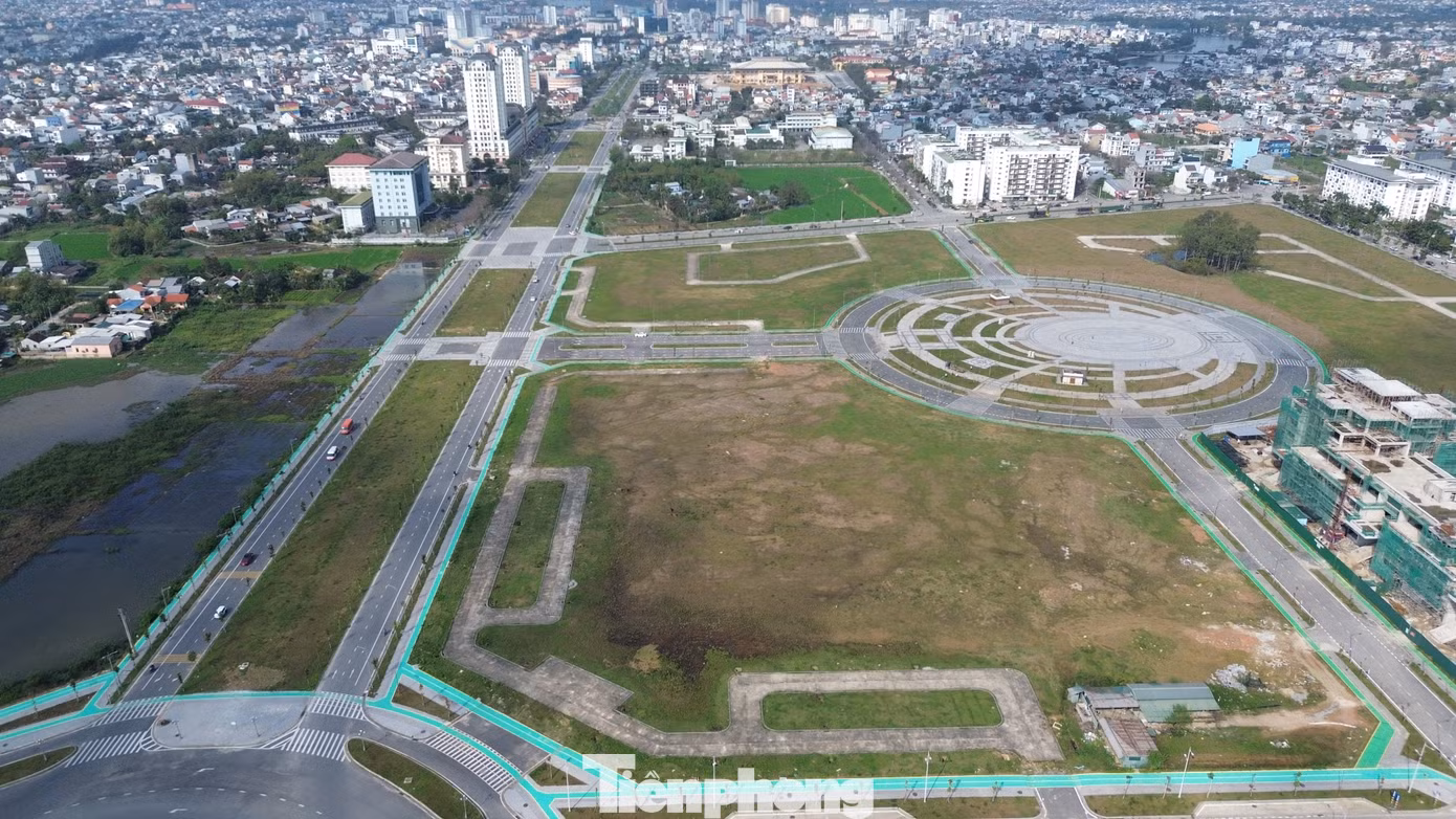 Trao đổi với PV, ông Võ Văn Việt - Giám đốc BQLDA Green City cho biết, hiện hạng mục công viên, cây xanh, quảng trường khu hành chính tập trung đã được Ban bàn giao cho BQLDA Đầu tư xây dựng và Phát triển đô thị TP Huế quản lý, khai thác, vận hành từ ngày 23/1. Trao đổi với PV, ông Võ Văn Việt - Giám đốc BQLDA Green City cho biết, hiện hạng mục công viên, cây xanh, quảng trường khu hành chính tập trung đã được Ban bàn giao cho BQLDA Đầu tư xây dựng và Phát triển đô thị TP Huế quản lý, khai thác, vận hành từ ngày 23/1.