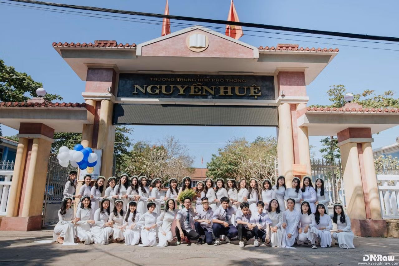 Huy trong vòng tay mến thương của bạn học cùng trang lứa của Trường THPT Nguyễn Huệ, Huế Ảnh: NVCC Huy trong vòng tay mến thương của bạn học cùng trang lứa của Trường THPT Nguyễn Huệ, Huế Ảnh: NVCC