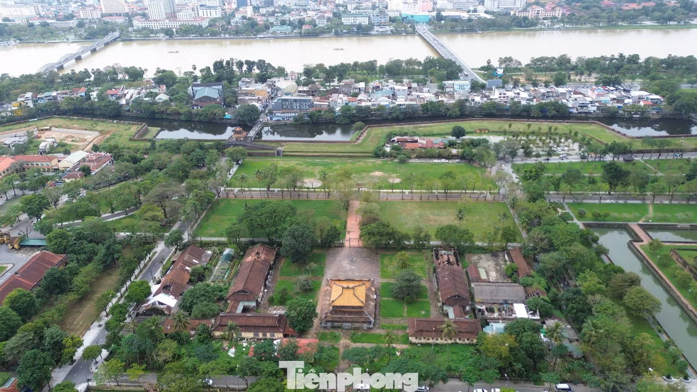 Khu đất di tích Quốc Tử Giám và các công trình kiến trúc liên quan đã được chuyển giao cho Trung tâm Bảo tồn Di tích Cố đô Huế quản lý. Khu đất di tích Quốc Tử Giám và các công trình kiến trúc liên quan đã được chuyển giao cho Trung tâm Bảo tồn Di tích Cố đô Huế quản lý.