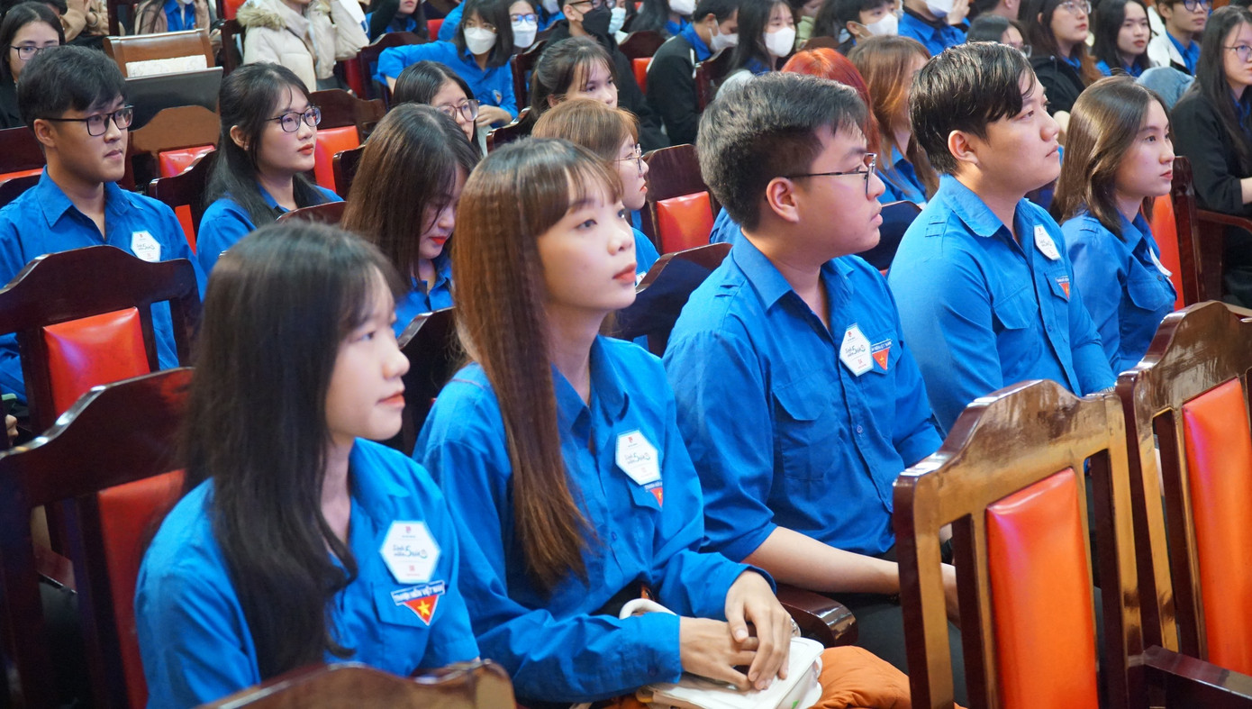 Hơn 200 học và sinh viên TT-Huế được nghe diễn thuyết truyền cảm hứng với chủ đề “Khơi nguồn cảm hứng cho bản thân”.