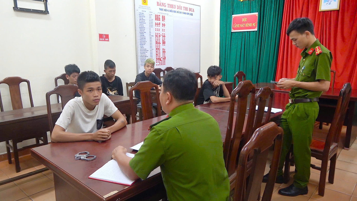 Công an lấy lời khai các đối tượng gây liên tiếp 13 vụ trộm xe máy Honda Wave.