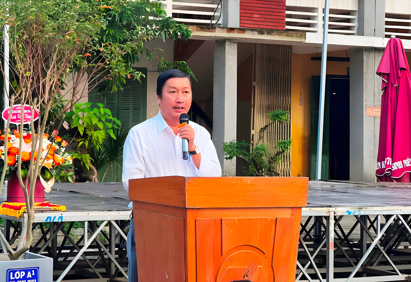 Tân Hiệu trưởng Trường THPT Hai Bà Trưng Lê Triều Sơn.