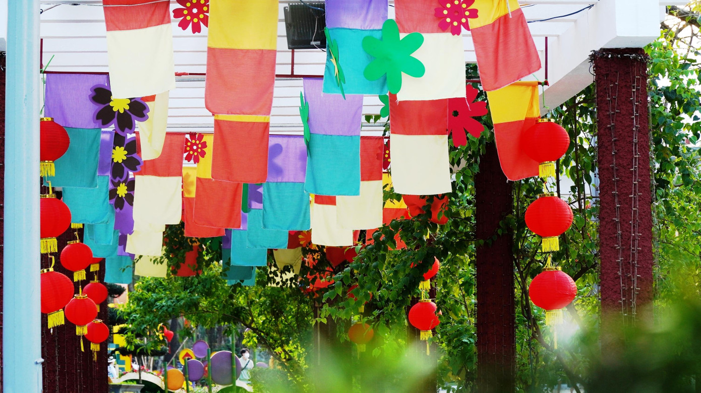 Một cụm trang trí, sắp đặt đầy màu sắc giữa hoa viên