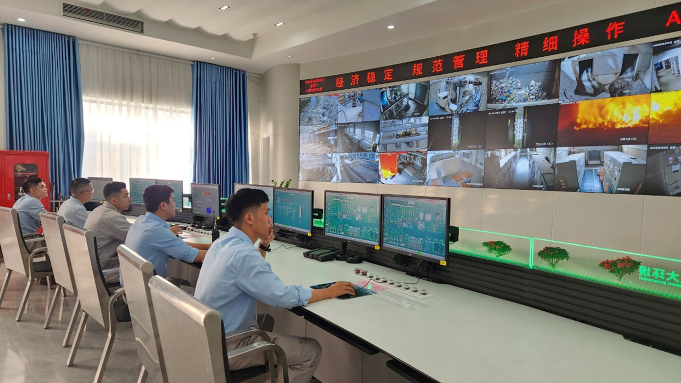 Hầu hết khâu vận hành xử lý rác, chất thải, kiểm soát khí thải, phát điện... đều tự động hóa. Ảnh: Ngọc Văn