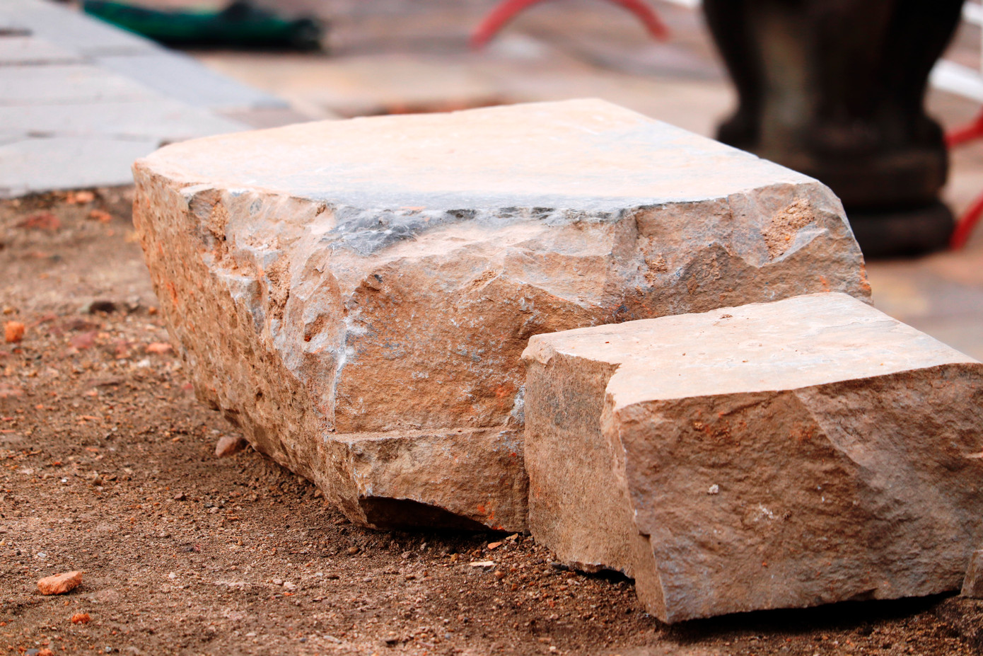 Những tảng đá nền móng ngôi điện xuất lộ. (Ảnh: Ngọc Văn)