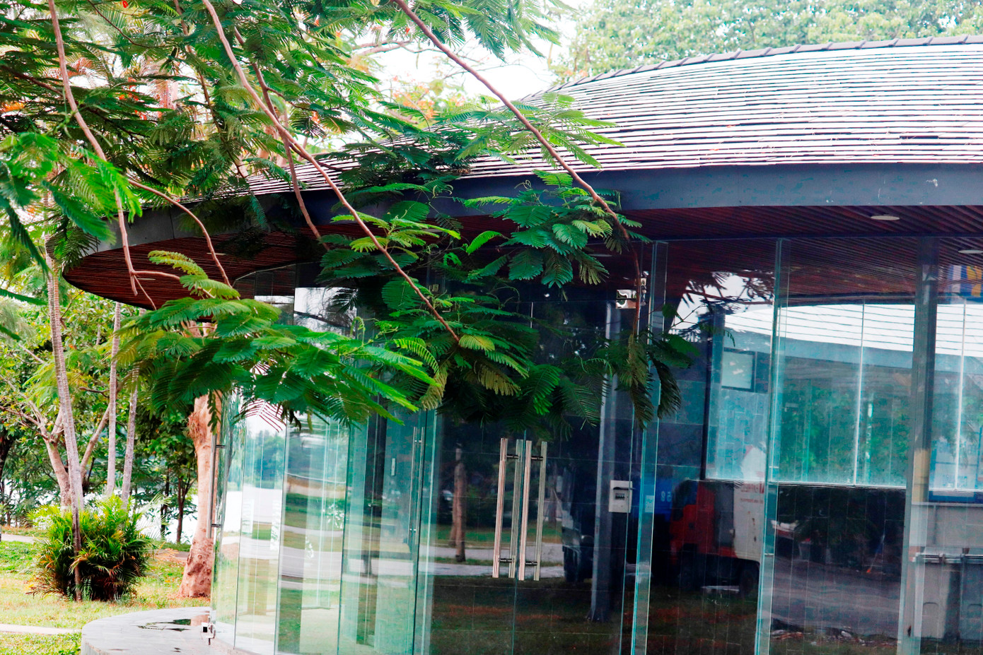 Thiết kế độc đáo gắn với môi trường cảnh quan xanh của một khu nhà vệ sinh ven sông Hương.