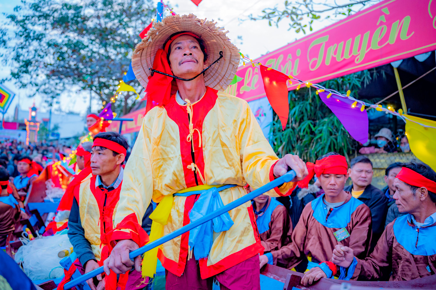 Đây là lễ hội đặc trưng vừa mang tính tâm linh vừa tái hiện nhiều tập tục, lễ nghi, sinh hoạt của ngư dân một làng nghề biển truyền thống miền Trung truyền đời từ hơn 500 năm trước. Ảnh: Đình Hoàng