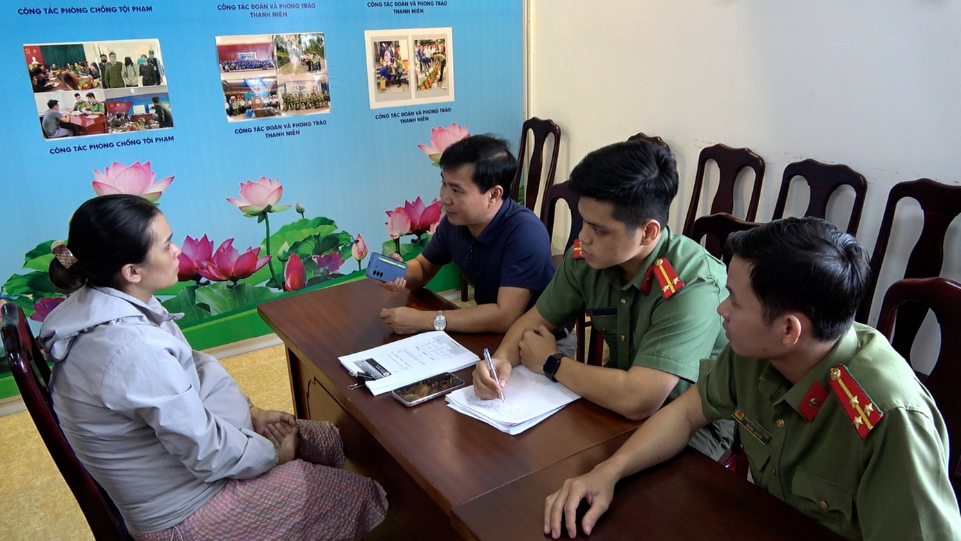 Công an lấy lời khai đối tượng lừa đảo qua không gian mạng. (Ảnh: CACC)