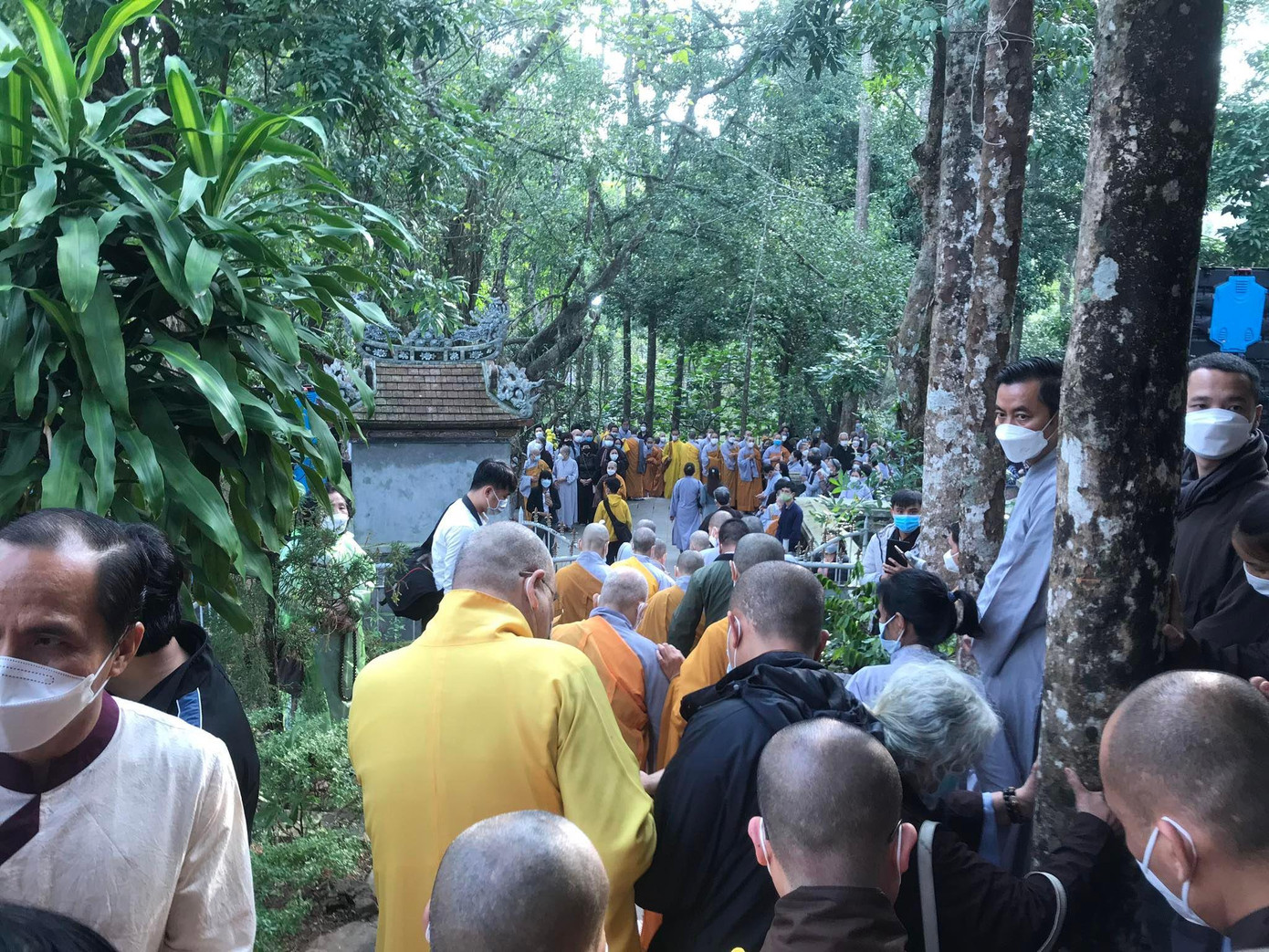 Chư tăng ni, Phật tử, người dân dự lễ nhập kim quan của Thiền sư Thích Nhất Hạnh