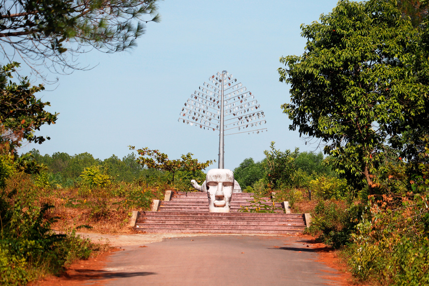 Bỏ qua những băn khoăn, cảnh báo, TSTĐKQT Huế - Việt Nam lần thứ 4 vẫn diễn ra trong khuôn viên Khu du lịch Thủy Tiên. Cũng từ đó, các tác phẩm điêu khắc mang số phận đầy hẩm hiu, bị bỏ mặc từ năm này qua tháng khác.