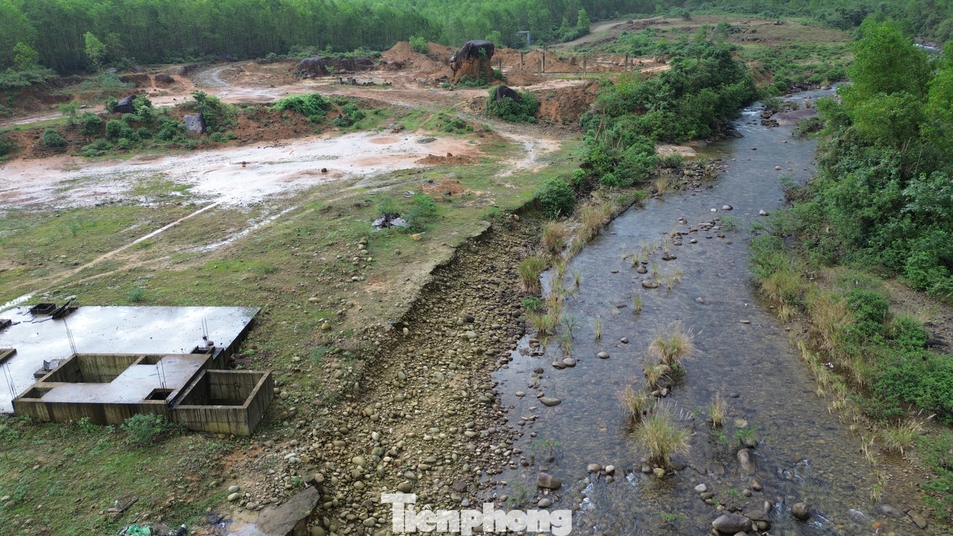 Theo thiết kế, dự án Khu du lịch Suối Voi triển khai trên diện tích gần 52ha đất rừng núi, khe suối… với tổng mức đầu tư ban đầu khoảng 1.020 tỷ đồng. Khi dự án triển khai, có tổng cộng 108 hộ dân bị ảnh hưởng, trong đó có 57 hộ bị ảnh hưởng về đất, 49 hộ ảnh hưởng về sinh kế do mặt bằng làm dịch vụ du lịch cộng đồng tại suối Voi được bàn giao cho nhà đầu tư.