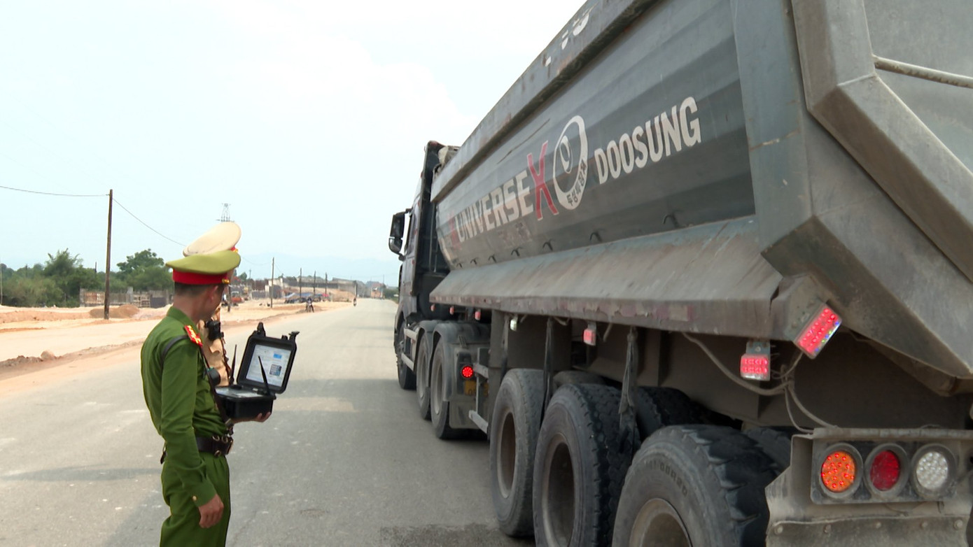 Kiểm tra ô tô tải nghi phạm vượt quá tải trọng thiết kế.