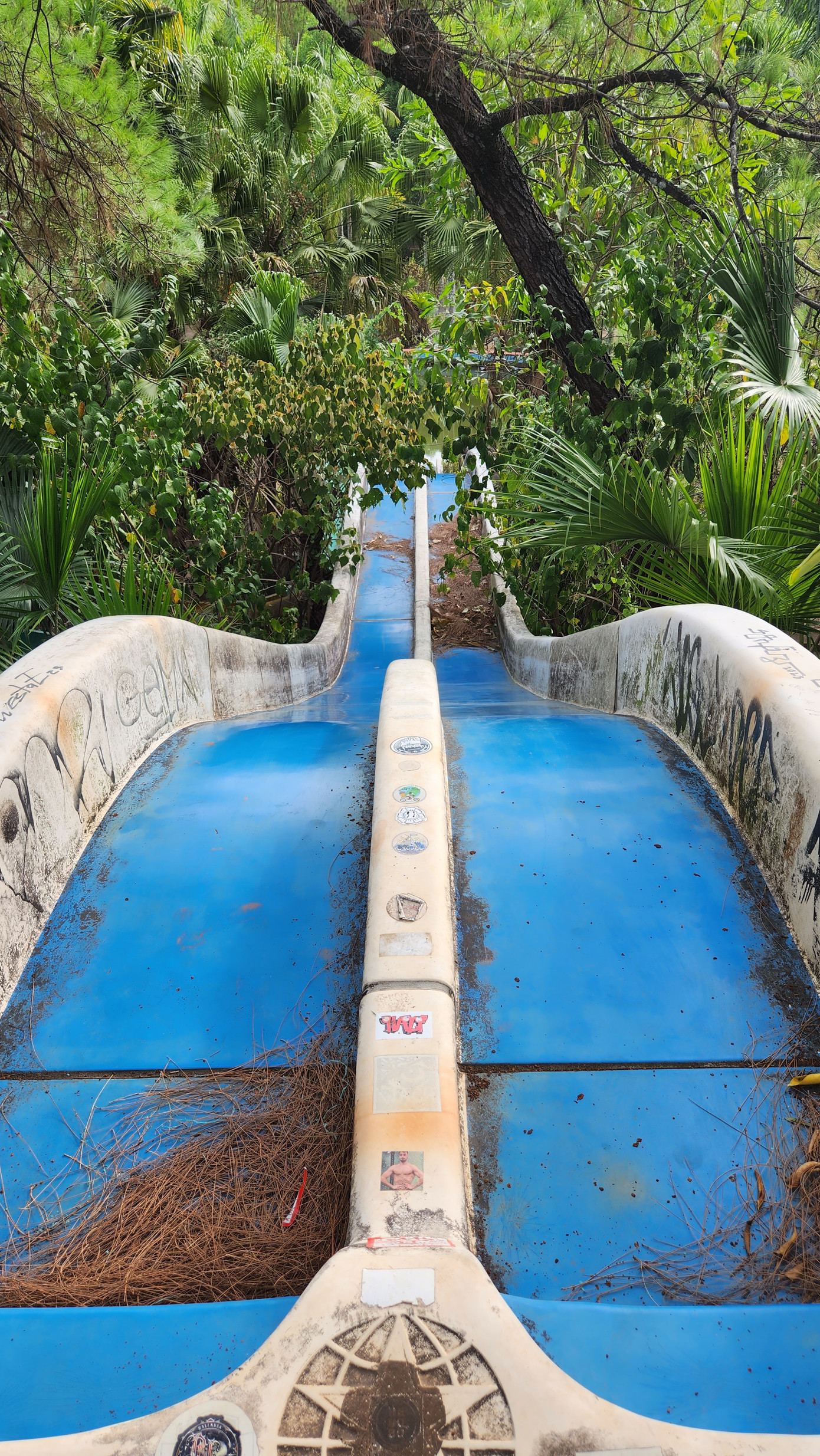 Theo tìm hiểu của PV, khu đất thuộc hồ Thủy Tiên hiện vẫn chưa được Trung tâm Phát triển Quỹ đất tỉnh TT-Huế bàn giao về cho thành phố Huế quản lý. Riêng tài sản trên đất diện đấu giá, dù được thông báo bán đấu giá một phần kể từ tháng 7/2022, nhưng công tác này chưa thể xử lý xong sau 1 năm. (Ảnh: Ngọc Văn)