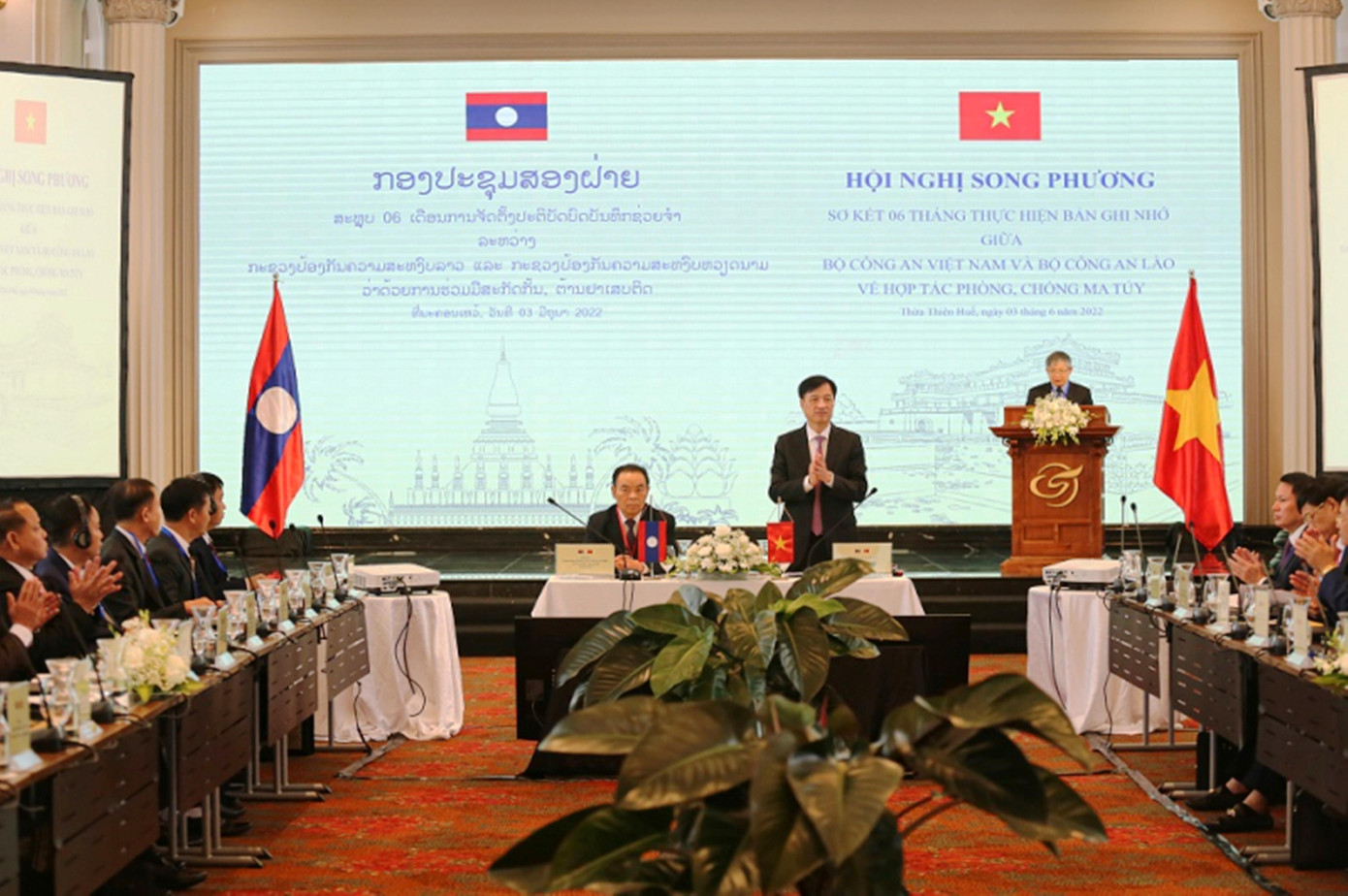 Thứ trưởng Nguyễn Duy Ngọc và Thứ trưởng Thongleck Mangnomeck đồng chủ trì hội nghị