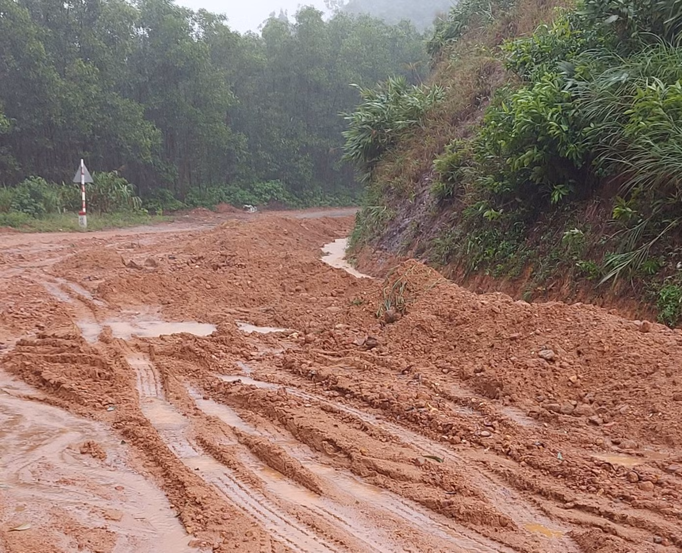 Đất đá tràn xuống đường do sạt lở đất tại tuyến Quốc lộ 49B.