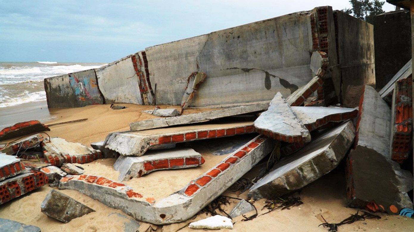 Bờ biển xã Phú Thuận (huyện Phú Vang, tỉnh TT-Huế) thường xuyên đối mặt với nạn sạt lở vào mùa mưa. Bờ biển xã Phú Thuận (huyện Phú Vang, tỉnh TT-Huế) thường xuyên đối mặt với nạn sạt lở vào mùa mưa.