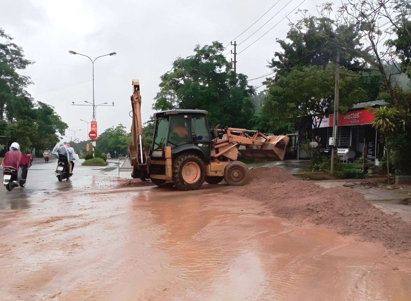 Xử lý sạt lở trên đường Hồ Chí Minh qua địa bàn huyện miền núi A Lưới. Xử lý sạt lở trên đường Hồ Chí Minh qua địa bàn huyện miền núi A Lưới.
