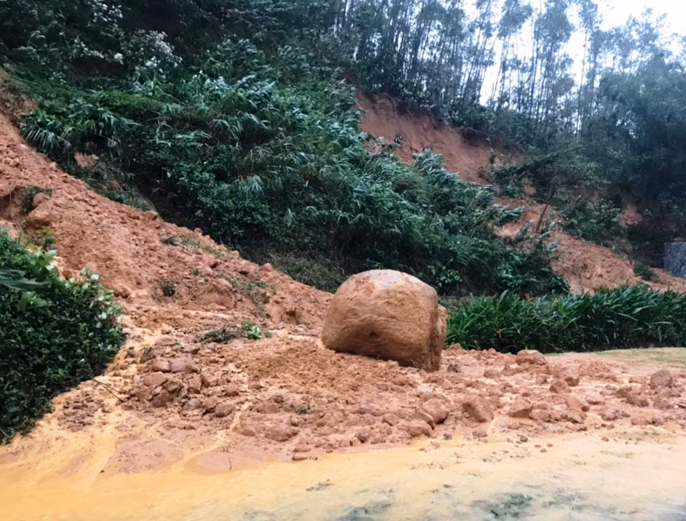 Sạt lở đất đồi tại tuyến đường đèo xã Lộc Vĩnh (huyện Phú Lộc) trong một trận mưa lũ.