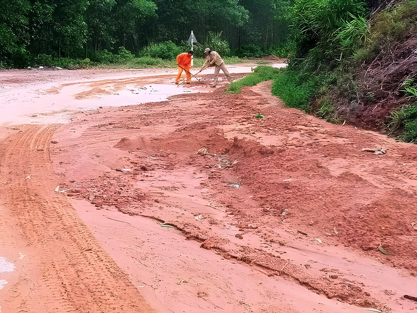 Tuyến Quốc lộ 49A đi qua vùng đồi núi thị xã Hương Trà và huyện A Lưới thường xảy ra sạt lở, trượt mái taluy dương khi có mưa lớn. Tuyến Quốc lộ 49A đi qua vùng đồi núi thị xã Hương Trà và huyện A Lưới thường xảy ra sạt lở, trượt mái taluy dương khi có mưa lớn.