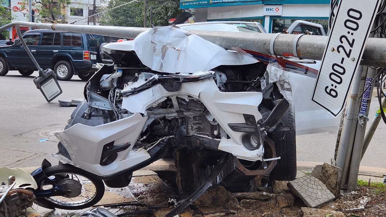 Rất may, vụ tai nạn xảy ra vào thời điểm tại giao lộ Nguyễn Huệ - Phan Bội Châu có ít người và phương tiện giao thông qua lại nên không gây thiệt hại về người. Tuy nhiên, xe Toyota Raize bị nát phần đầu, vỡ động cơ, các túi khí bảo vệ đều bung mở. Trong ảnh: Phần đầu của chiếc Toyota Raize bị vỡ nát do vụ tai nạn (Ảnh: N.V) Rất may, vụ tai nạn xảy ra vào thời điểm tại giao lộ Nguyễn Huệ - Phan Bội Châu có ít người và phương tiện giao thông qua lại nên không gây thiệt hại về người. Tuy nhiên, xe Toyota Raize bị nát phần đầu, vỡ động cơ, các túi khí bảo vệ đều bung mở. Trong ảnh: Phần đầu của chiếc Toyota Raize bị vỡ nát do vụ tai nạn (Ảnh: N.V)
