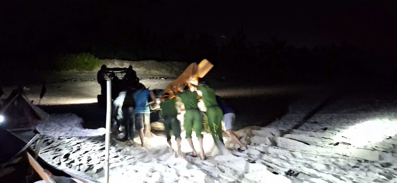 Cứu hộ tàu thuyền bị trôi dạt ra biển do sóng to, gió lớn, triều cường. Cứu hộ tàu thuyền bị trôi dạt ra biển do sóng to, gió lớn, triều cường.