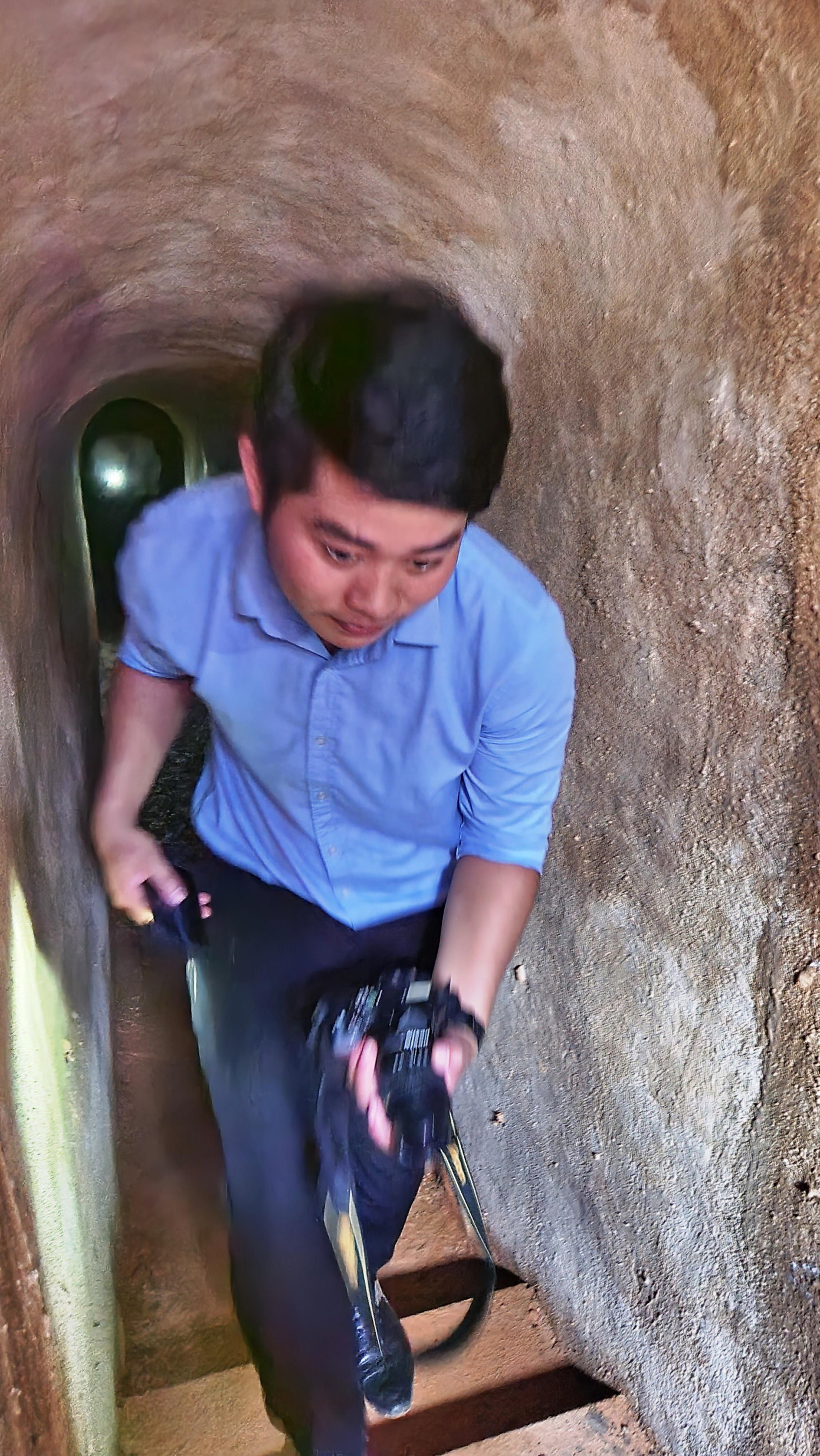 Về kết cấu, địa đạo Khu ủy Trị Thiên có hình chữ Y, gồm có 3 cửa ra vào, nằm trên triền dốc 2/3 của đồi 160, có tổng chiều dài hơn 100m. Trong lòng địa đạo có phòng ngủ, phòng hội họp, trụ mắc võng. Bên ngoài địa đạo có bếp Hoàng Cầm, hầm cảnh vệ, trận địa pháo, giao thông hào... Trong ảnh là tuyến địa đạo được đào sâu vào trong lòng núi Về kết cấu, địa đạo Khu ủy Trị Thiên có hình chữ Y, gồm có 3 cửa ra vào, nằm trên triền dốc 2/3 của đồi 160, có tổng chiều dài hơn 100m. Trong lòng địa đạo có phòng ngủ, phòng hội họp, trụ mắc võng. Bên ngoài địa đạo có bếp Hoàng Cầm, hầm cảnh vệ, trận địa pháo, giao thông hào... Trong ảnh là tuyến địa đạo được đào sâu vào trong lòng núi