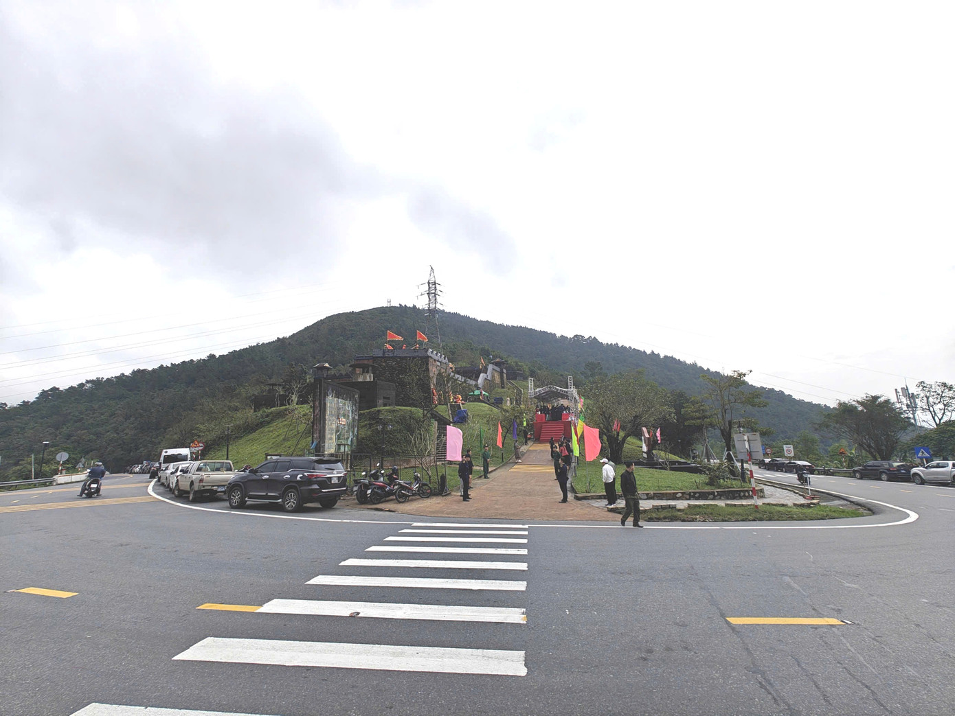 Trải qua những biến thiên của lịch sử, Hải Vân Quan đã chứng kiến nhiều trận chiến khốc liệt trong công cuộc đấu tranh bảo vệ đất nước. Đồng thời, di tích này cũng chịu tác động nặng nề từ điều kiện khí hậu mưa nhiều, nắng gắt vô cùng khắc nghiệt, dẫn đến tình trạng xuống cấp nghiêm trọng.