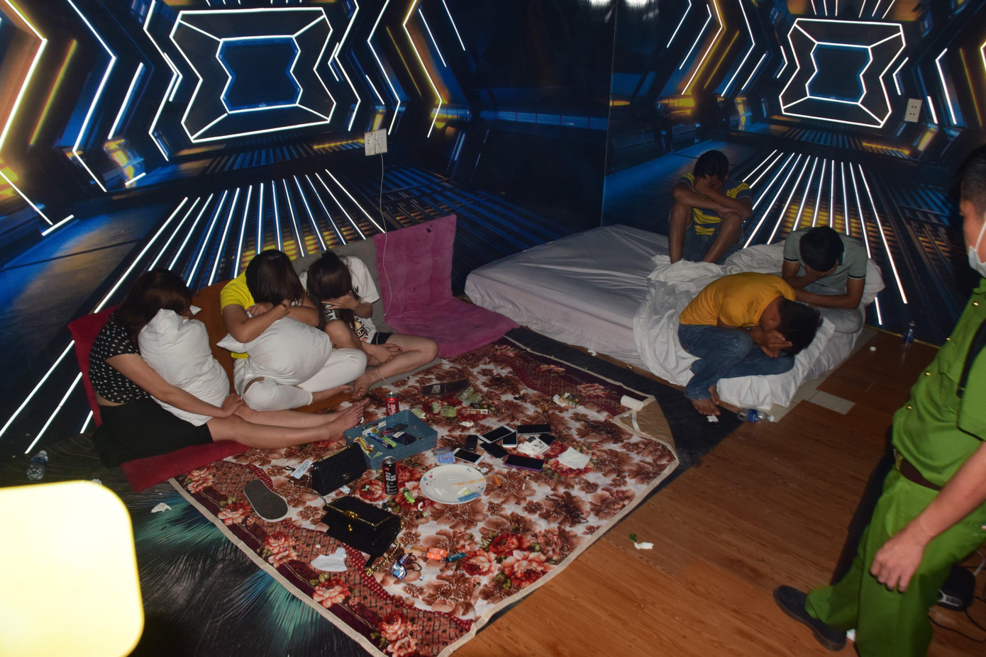 Hành vi sử dụng ma túy của các đối tượng bị công an phát hiện quả tang. Hành vi sử dụng ma túy của các đối tượng bị công an phát hiện quả tang.