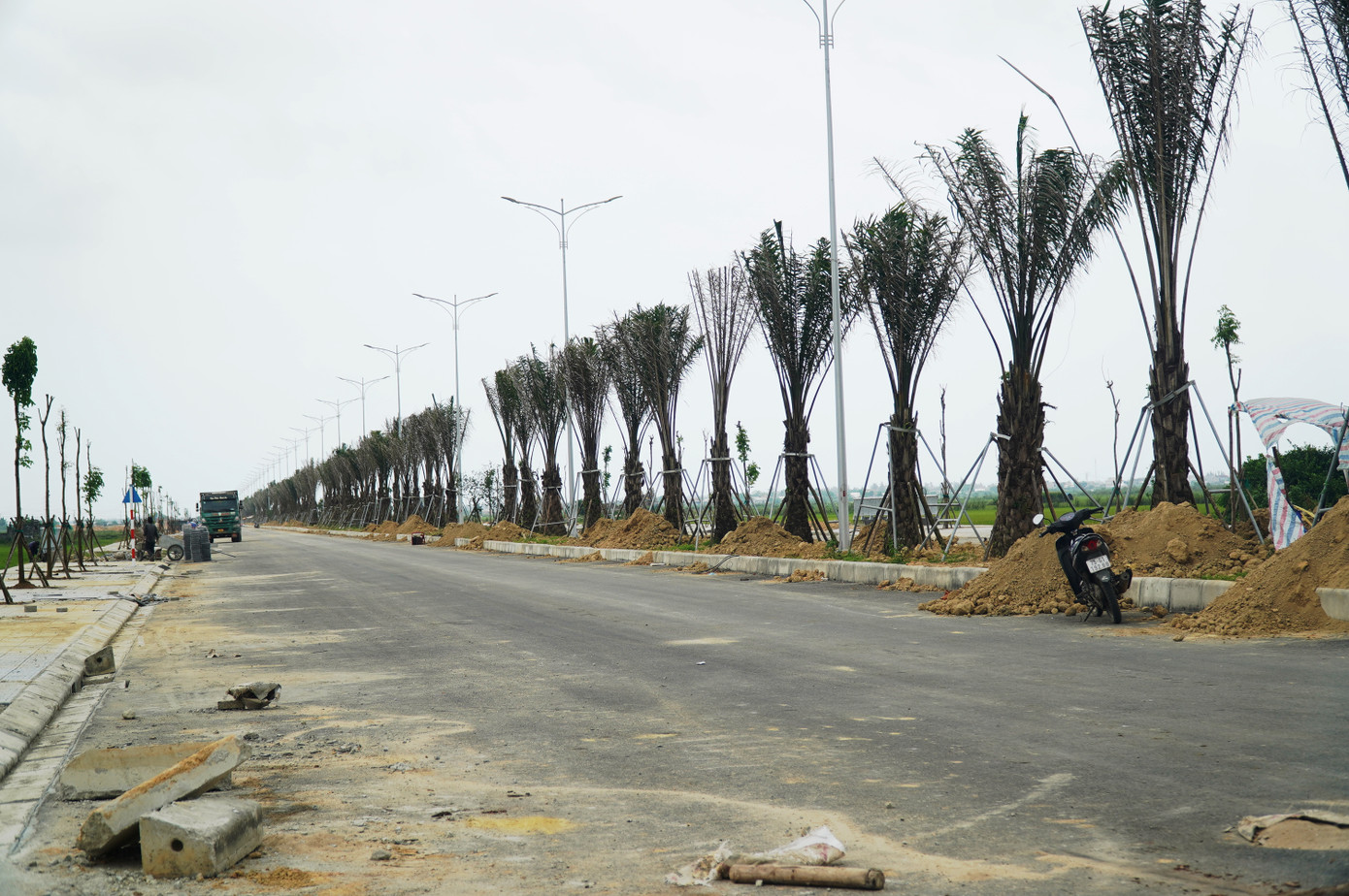 Chủ đầu tư dự án là Ban Quản lý Dự án Đầu tư Xây dựng Công trình Giao thông tỉnh TT-Huế cho biết, đến thời điểm đầu tháng 4/2023, ngoại trừ khoảng 1km đoạn cuối tuyến, đã có hơn 3km/4,2km đường thuộc dự án hoàn thành thảm bê tông nhựa mặt đường, lát gạch vỉa hè, trồng cây xanh trên vỉa hè và dải phân cách. Chủ đầu tư dự án là Ban Quản lý Dự án Đầu tư Xây dựng Công trình Giao thông tỉnh TT-Huế cho biết, đến thời điểm đầu tháng 4/2023, ngoại trừ khoảng 1km đoạn cuối tuyến, đã có hơn 3km/4,2km đường thuộc dự án hoàn thành thảm bê tông nhựa mặt đường, lát gạch vỉa hè, trồng cây xanh trên vỉa hè và dải phân cách.